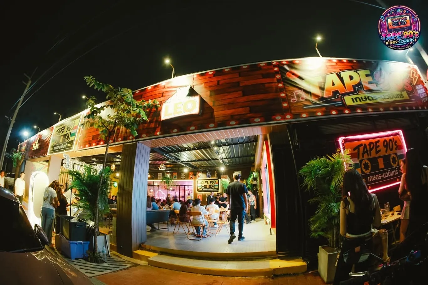 Lối vào quán buổi tối