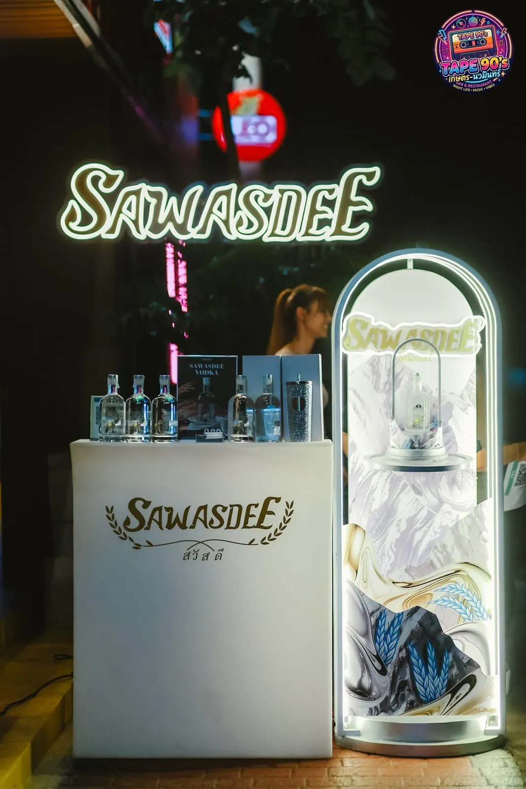 Quầy Sawasdee với biển đèn neon