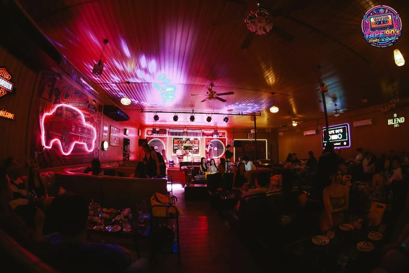 Không gian quán với đèn neon hồng